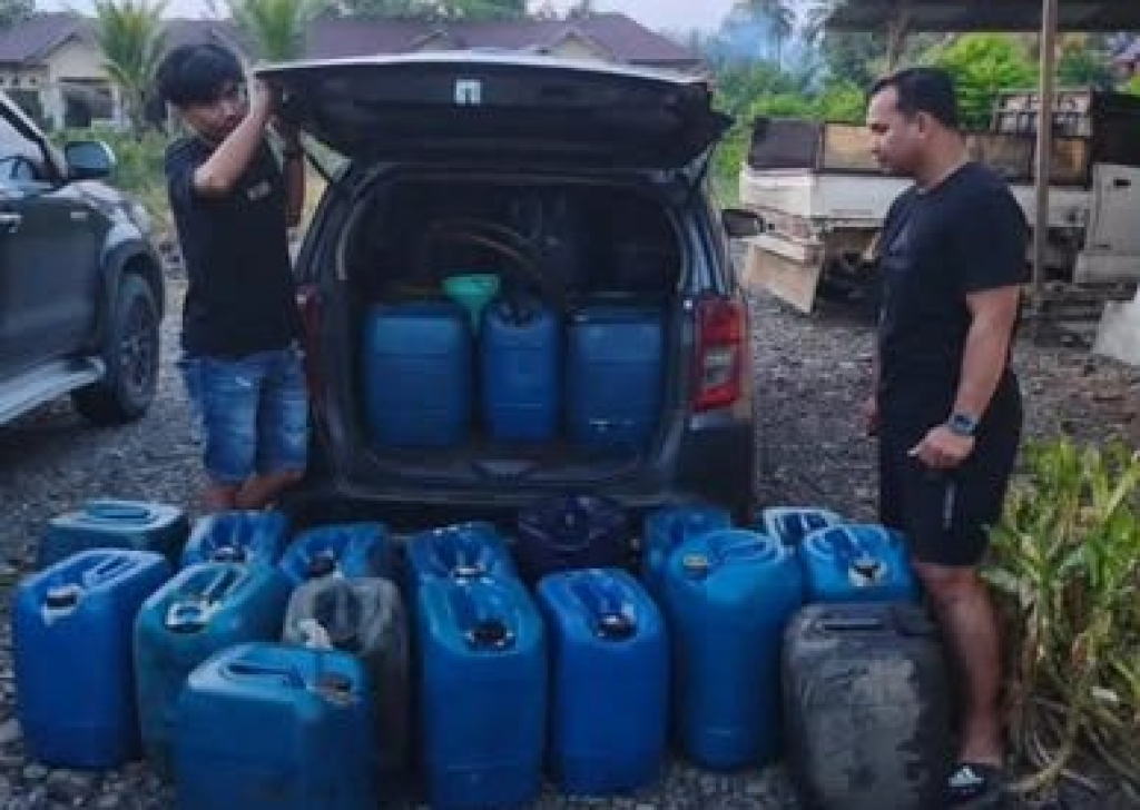 Puluhan jerigen yang diamankan Polres Banggai