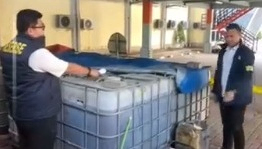 Kasatreskrim Polres Gresik menunjukkan tangki berisi Solar subsidi