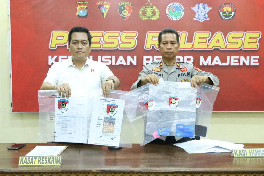 Kasat Reskrim Polres Majene (kiri) menunjukkan barang bukti
