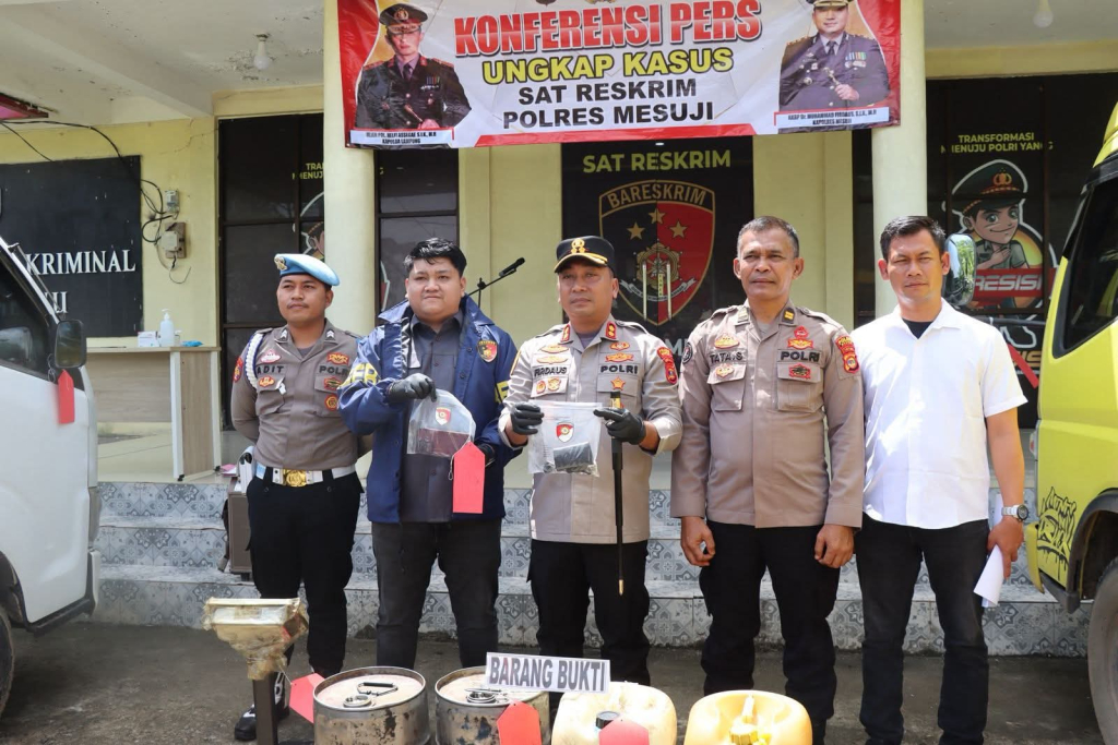 Kapolres Mesuji dan jajaran saat konpers kasus BBM ilegal