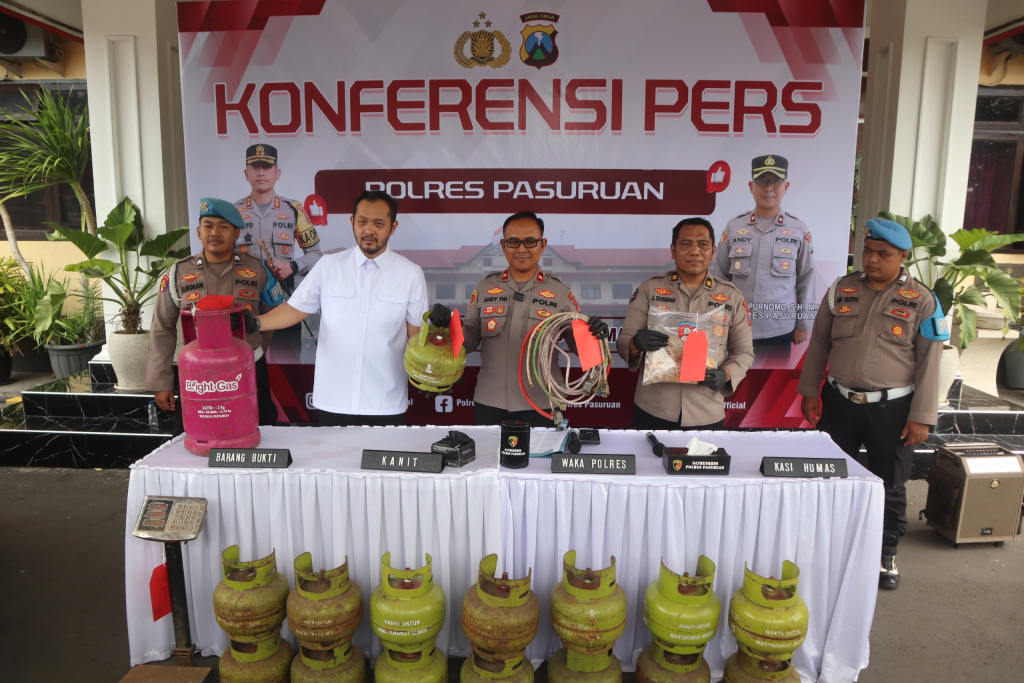 Kapolres Pasuruan memimpin konpers kasus oplos LPG