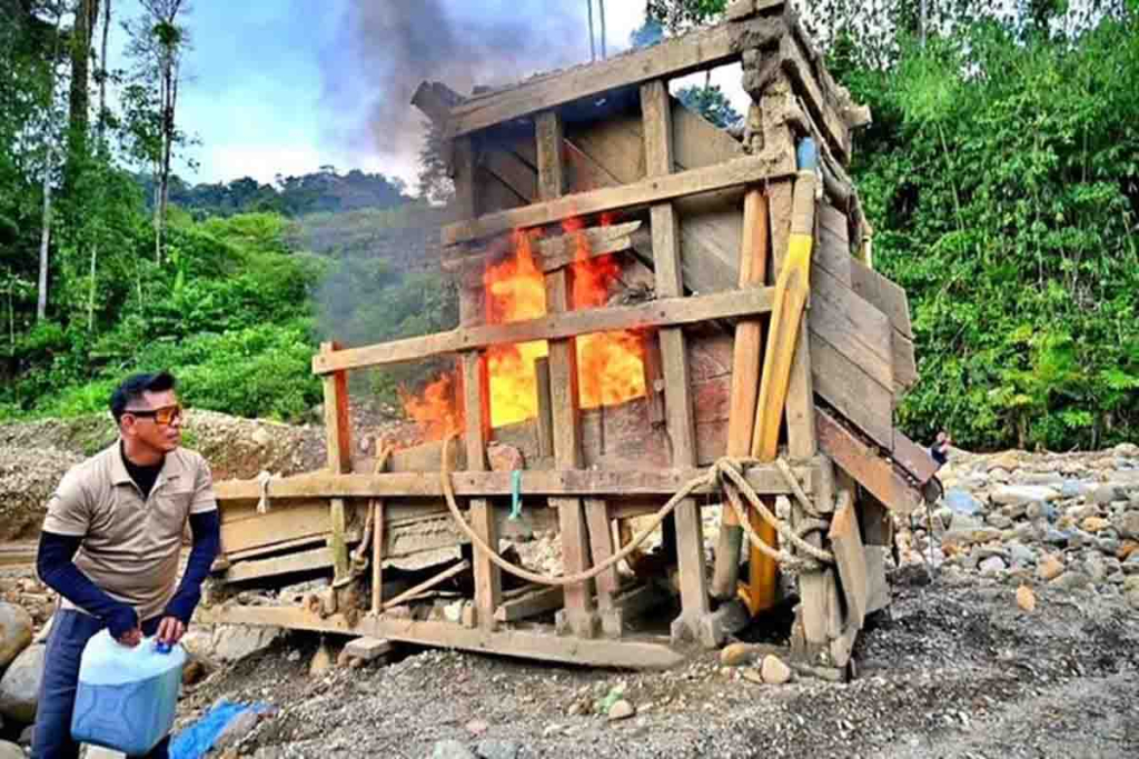 Petugas Polres Pidie membakar alat tambang emas ilegal
