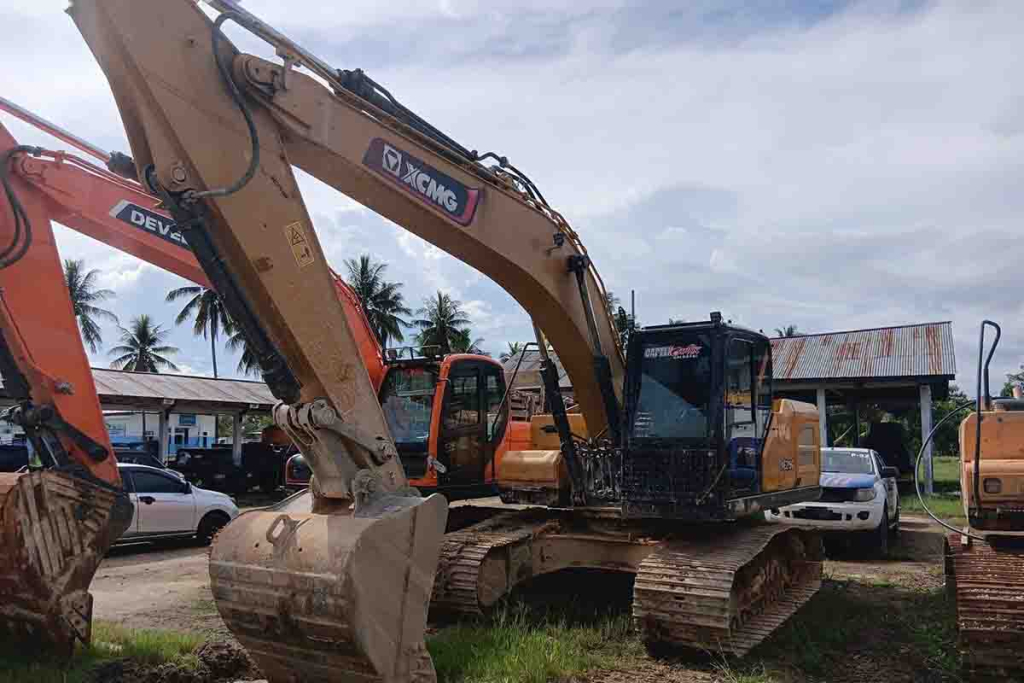 Excavator yang diamankan Polres Pohuwato