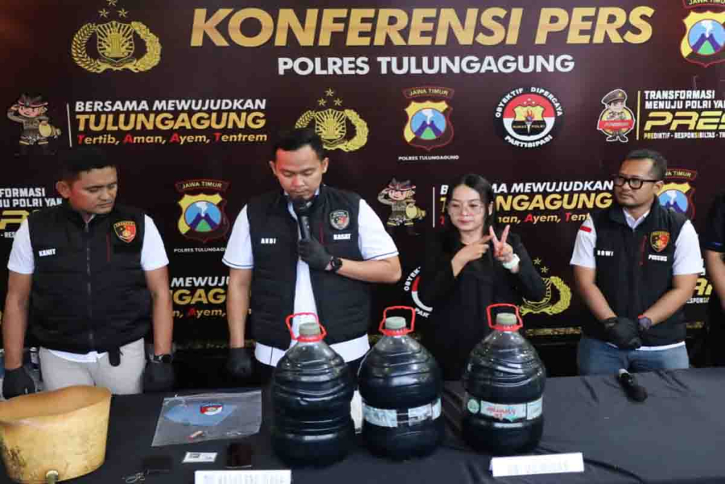 IPTU Andi Wiranata Tamba saat konpers kasus BBM ilegal