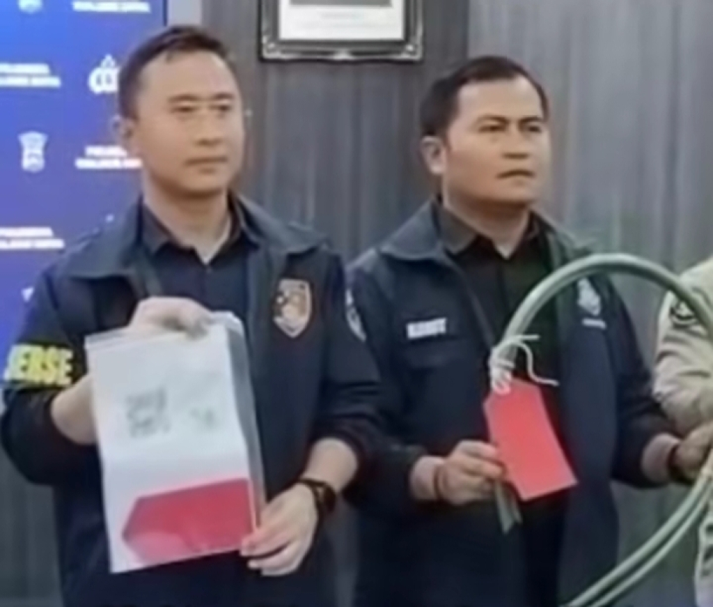 Kasatreskrim Polresta Malang Kota, AKP Rakhmad Aji Prabowo menunjukkan barang bukti