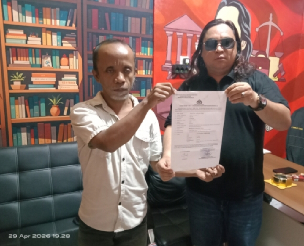 Mudjiono dan Dodik Firmansyah  menunjukkan bukti lapor Polisi