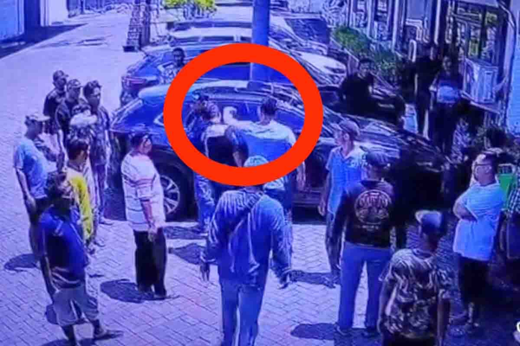Tangkap layar video saat ADS melakukan penganiayaan kepada seseorang