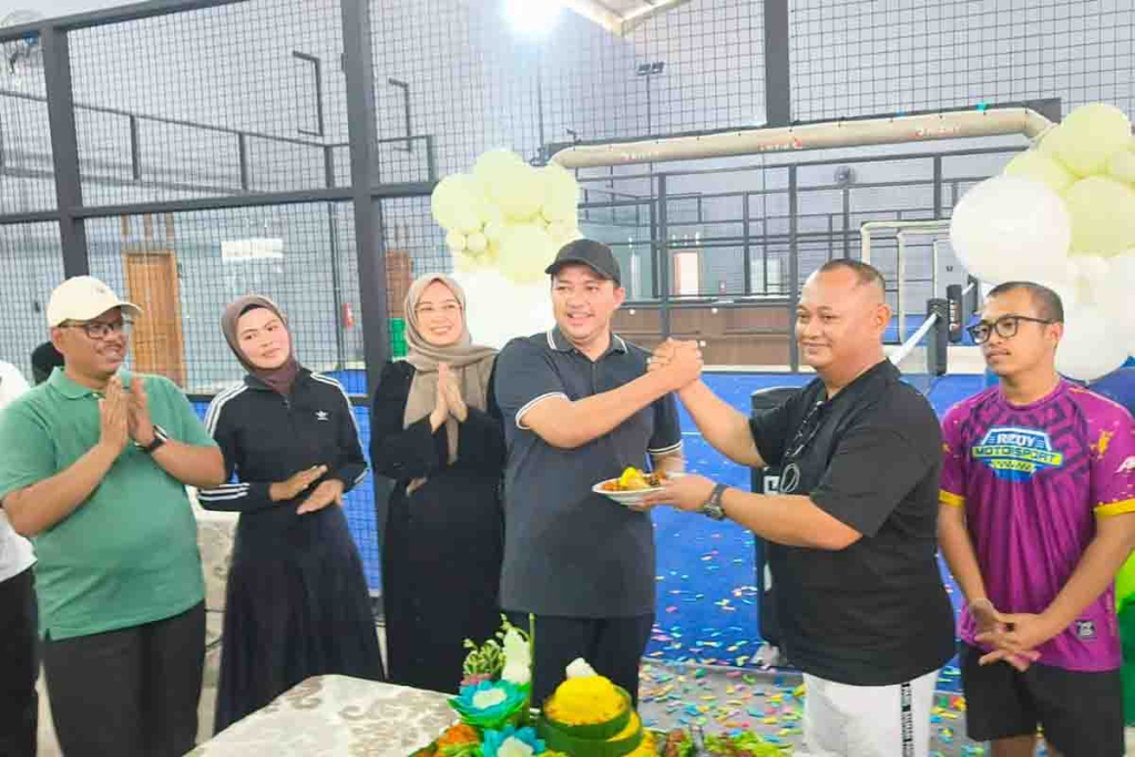 H Rochmawan secara simbolis memberikan potongan tumpeng ke Bupati Pasuruan