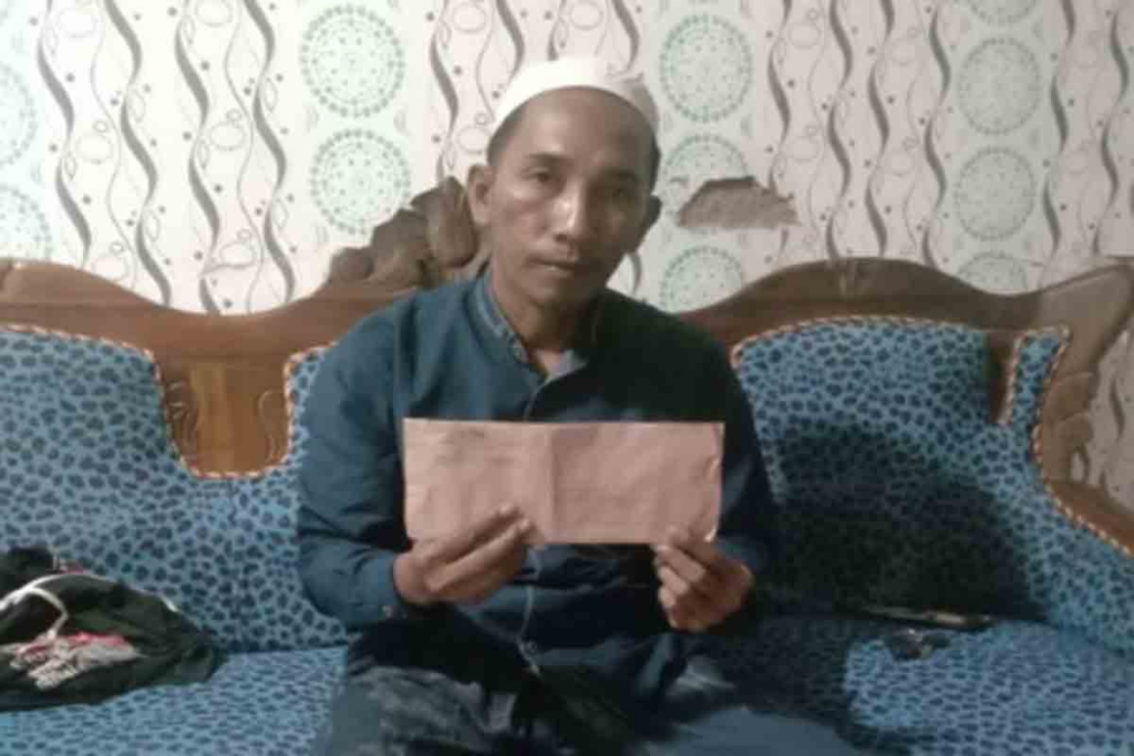 Satria menunjukkan bukti kuitansi kerjasama bisnis gabah. (Foto : ist)