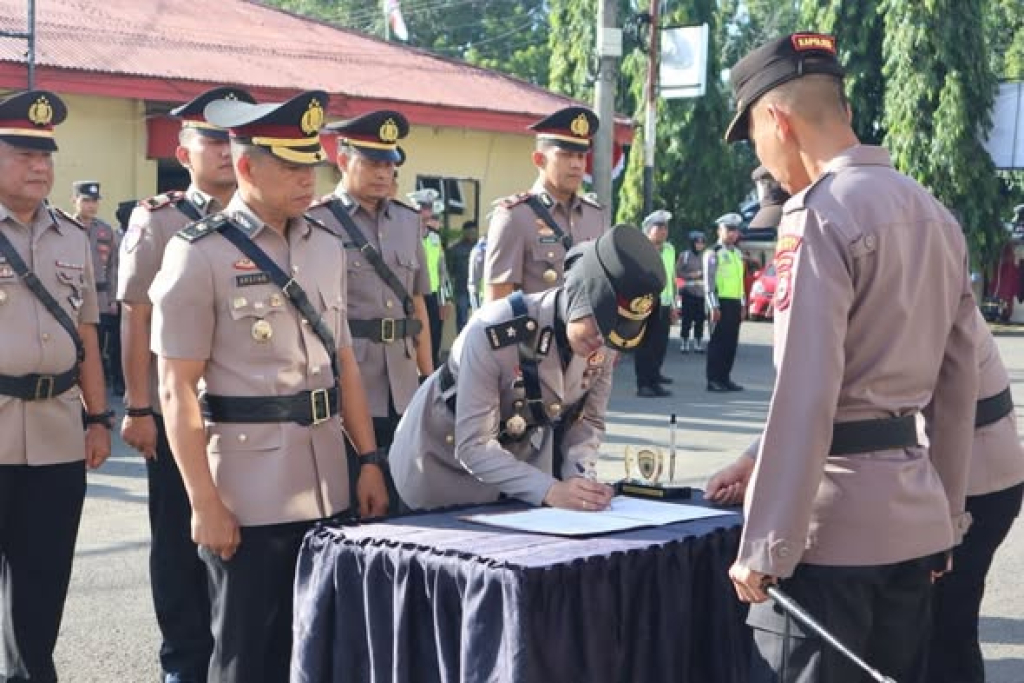 Serah terima jabatan di Polres Bone