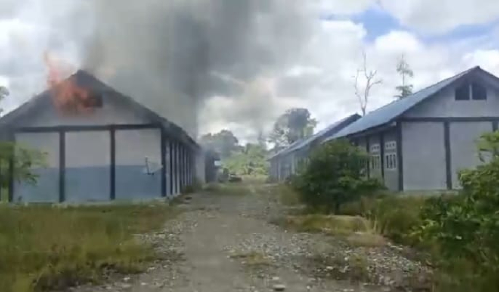 Gedung  SMA Negeri II Kuaserama dibakar Organisasi Papua Merdeka (OPM)