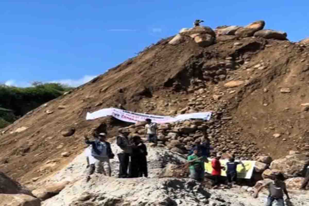 Aksi demo penolakan tambang di Gondang, Kabupaten Mojokerto