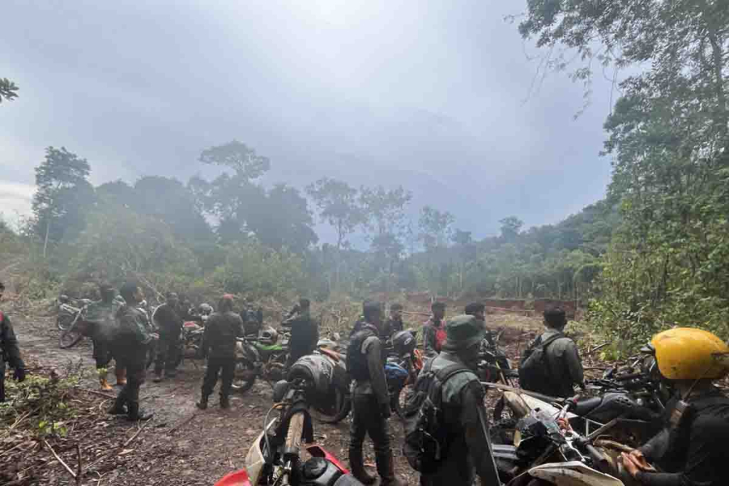 Tim aparat gabungan pengamanan hutan melakukan patroli intensif di Desa Artain