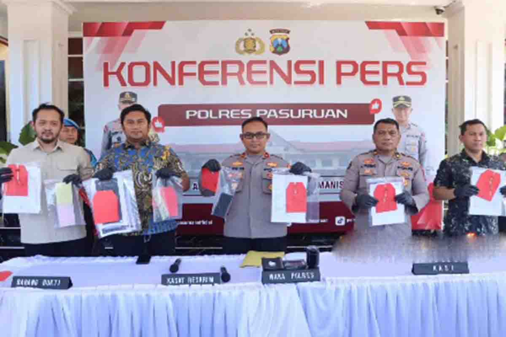 Kapolres Pasuruan dan jajaran saat konpers kasus tambang ilegal