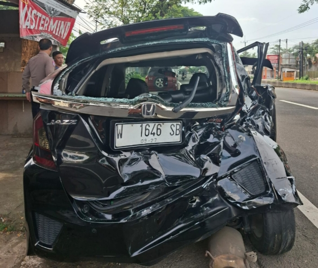 Mobil Honda Jazz milik Farid ringsek di bagian belakang usai ditabrak truk