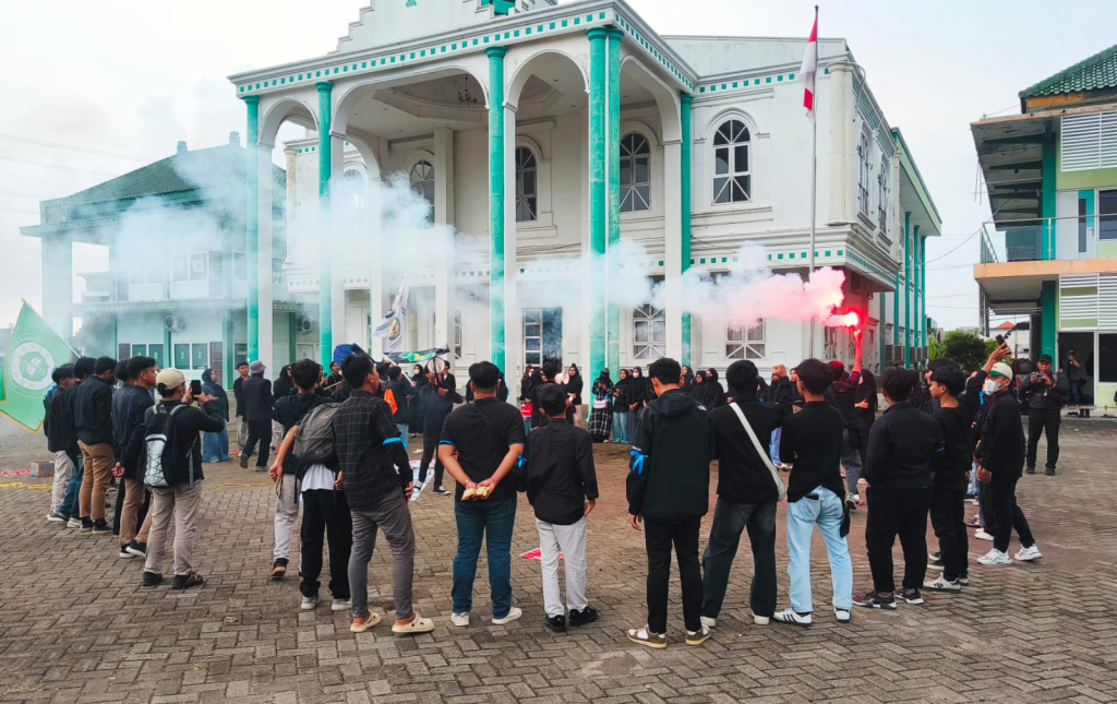 Aksi demo yang digelar BEM UNUBA di area kampus