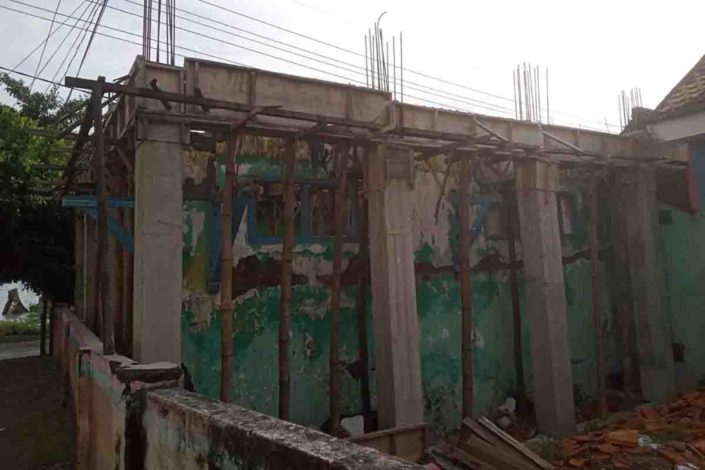 Gedung  UPTD SDN Tanjungjati 1 Kamal  yang pekerjaannya mangkrak