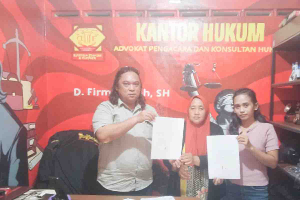 Dodik Firmansyah bersama kedua orang tua dari korban dugaan kekerasan Aipda Slamet Hutoyo