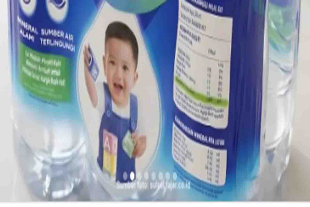 Kemasan AQUA yang menampilkan foto anak