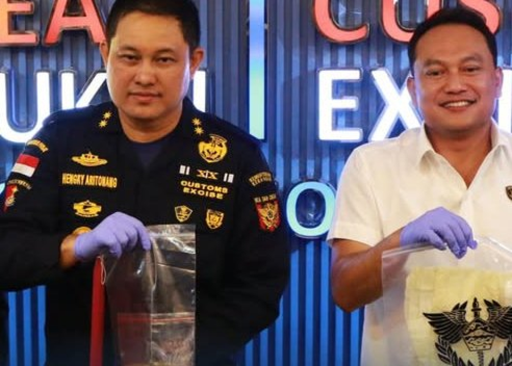 Emas yang diselundupkan di  celana dalam