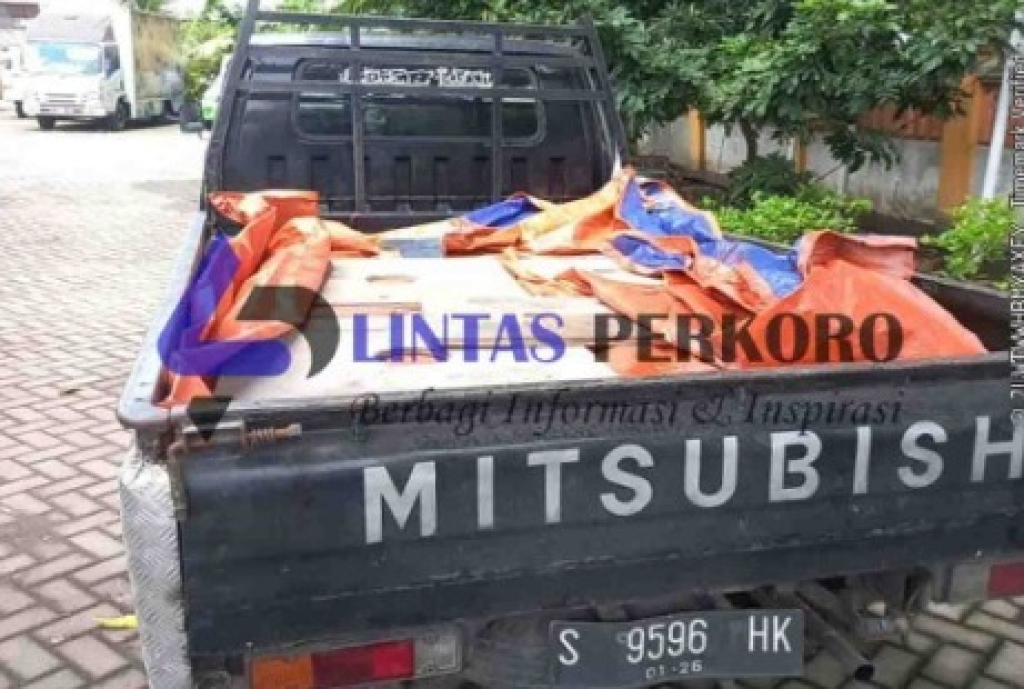 Pick up Mitsubishi L300 nopol S 9596 HK dengan muatan solar