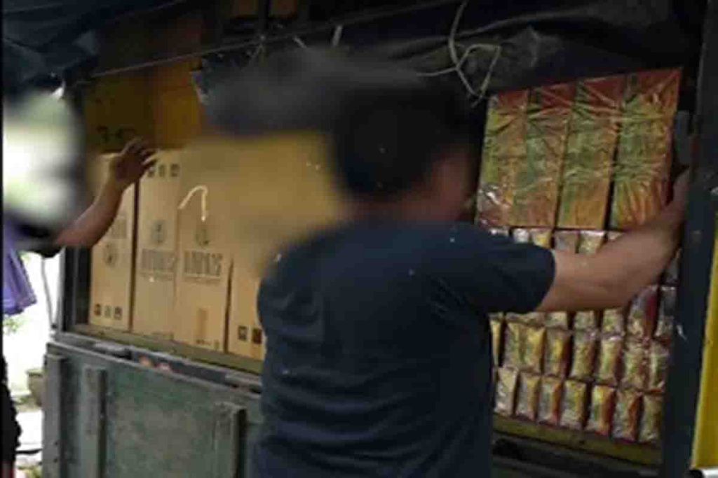 Truk pengangkut rokok ilegal yang diamankan Bea Cukai Banyuwangi