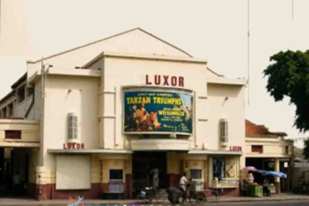 Bioskop Luxor (kemudian Bioskop Jayo), lokasinya di perempatan pahlawan - Tembaan