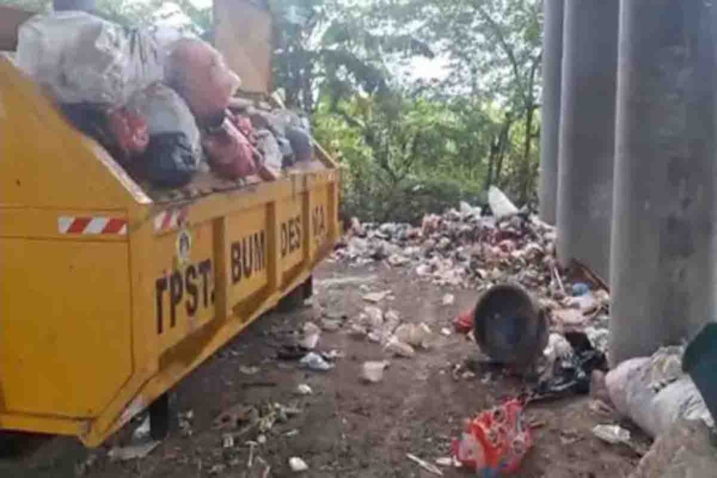 Sampah di bawah jalan tol di area TPST BUMDesma Menganti