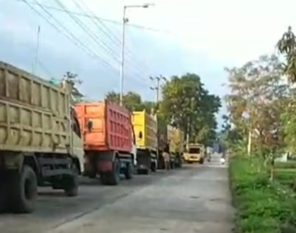 Truk pengangkut material tambang sedang antri muatan di Desa Kutogirang