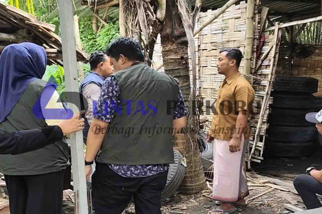 Petugas DLH Gresik saat sidang ke lokasi pengolahan ban bekas milik Bisri di Desa Lebani Suko