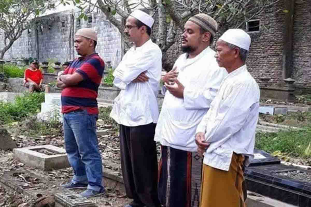 Habib Muhsin Al Jufri (pakai celana)