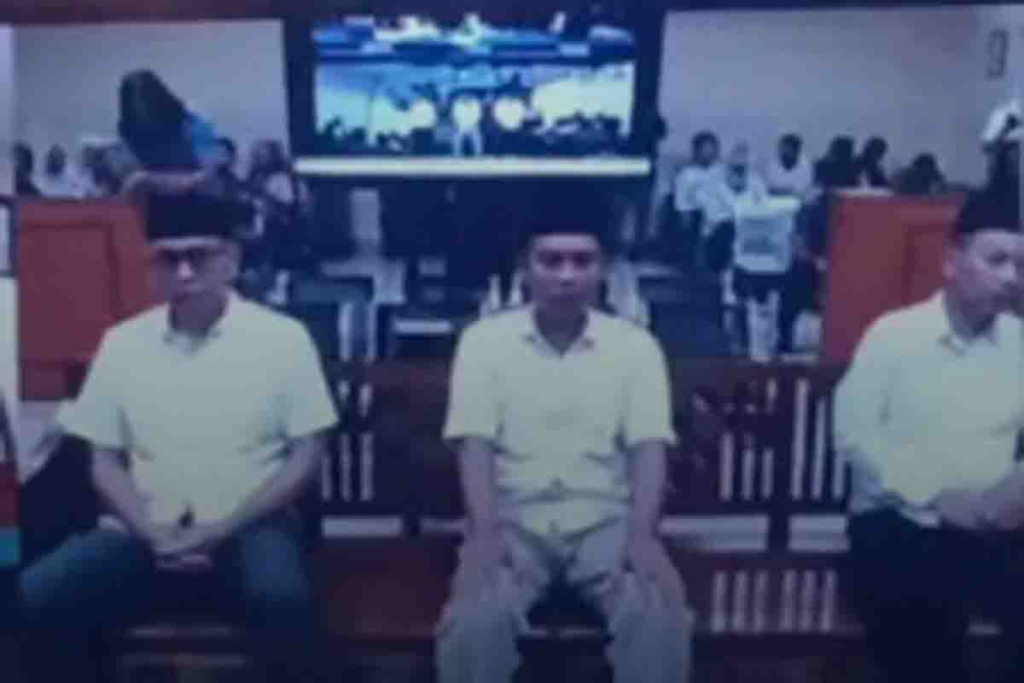 Imam Jamiin, Sutrisno, dan Darwanto, saat sidang putusan di Pengadilan Tipikor Surabaya