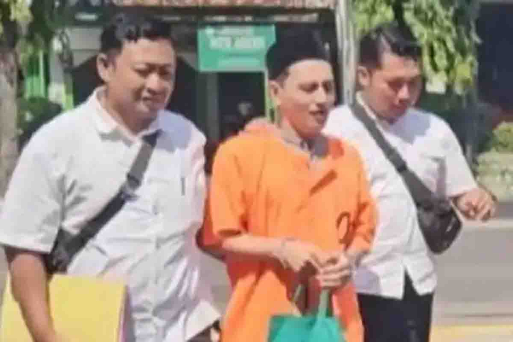 Mohammad Zaenal Arifin (kaos oranye)