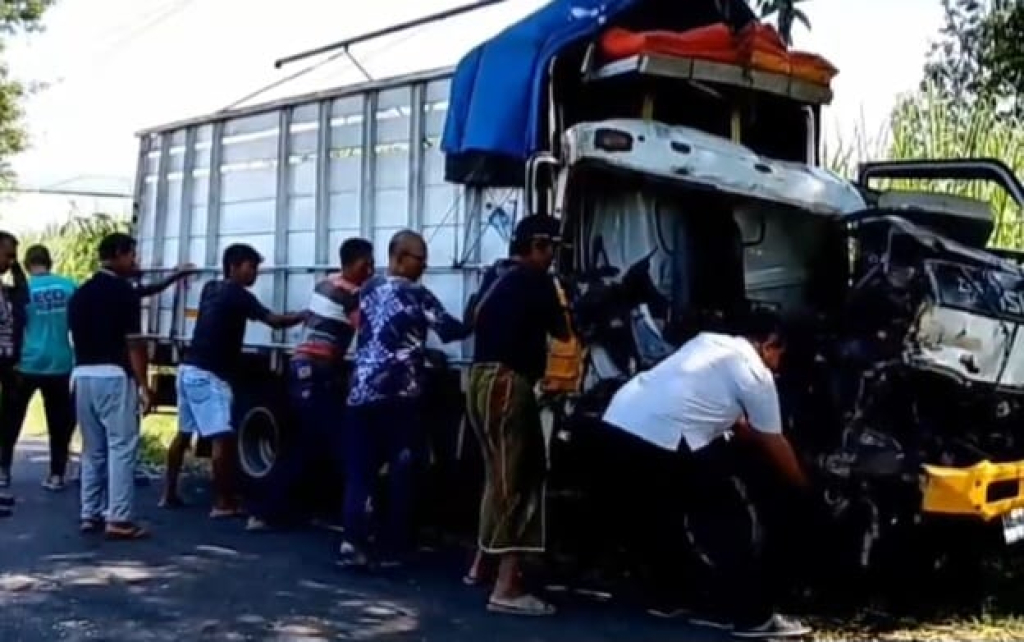 Warga gotong royong evakuasi truk yang kecelakaan