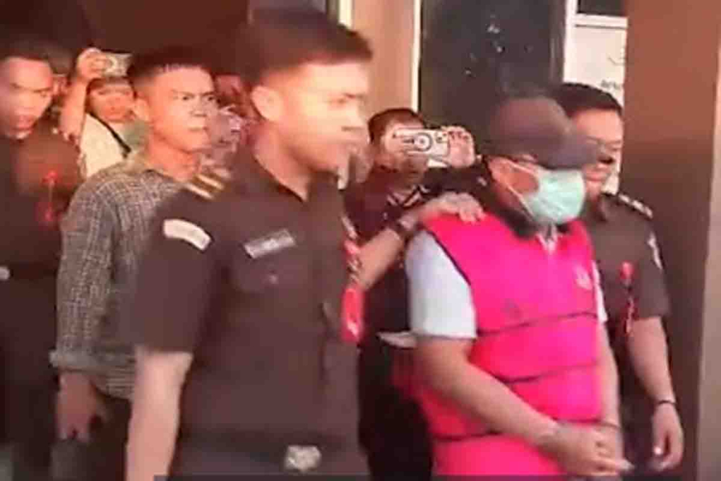 Surahman saat digiring ke mobil tahanan Kejari Bengkulu Selatan