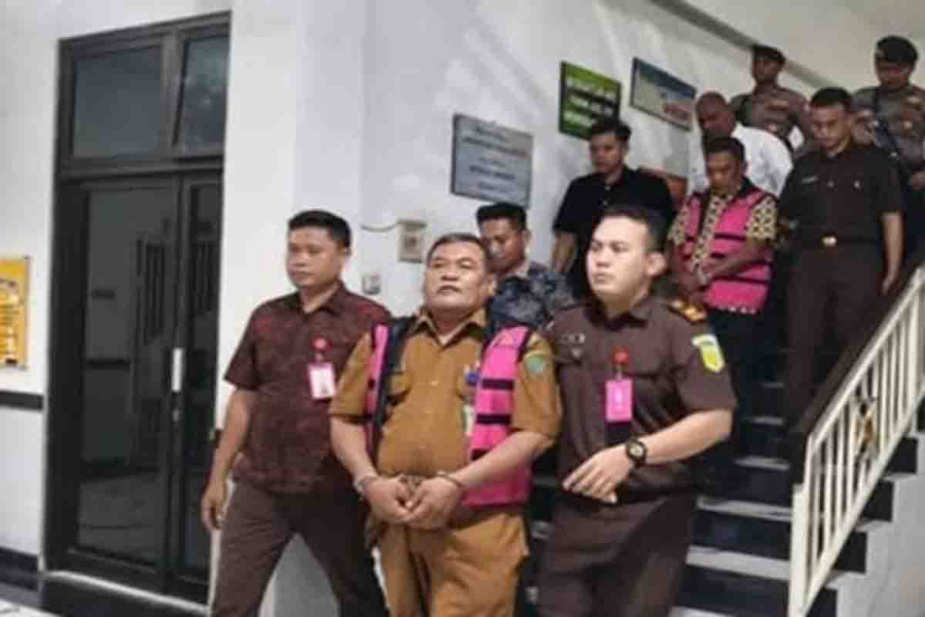 Sukriwanto dan  Asruchin di Kantor Kejari Sidoarjo