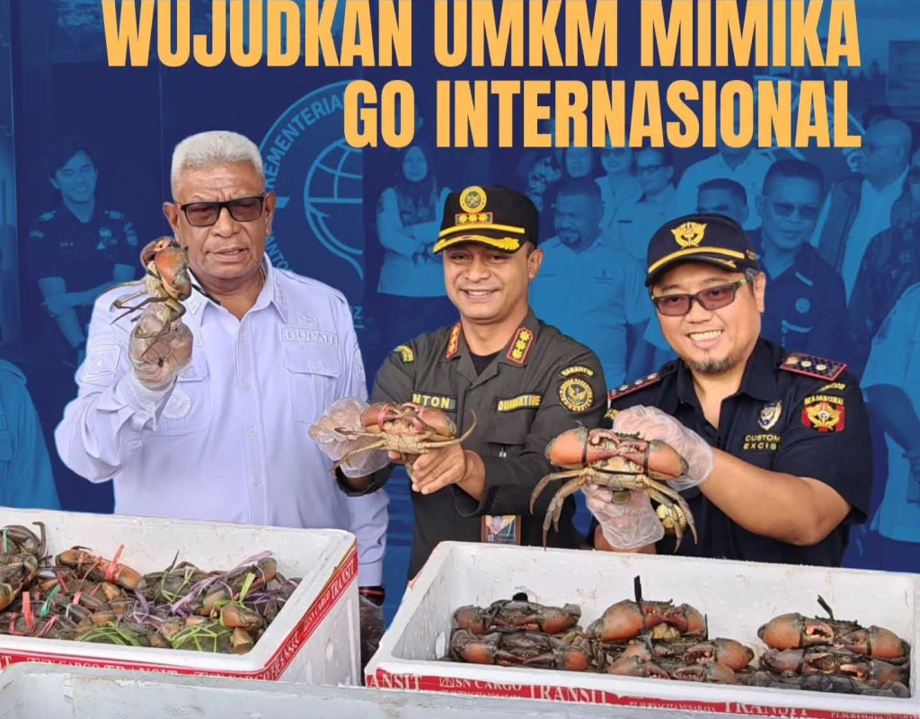 Bupati Mimika dan petugas Bea Cukai menunjukkan kepiting bakau