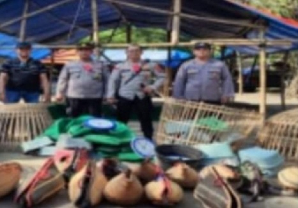 Anggota Polsek Ngadiluwih dan barang bukti