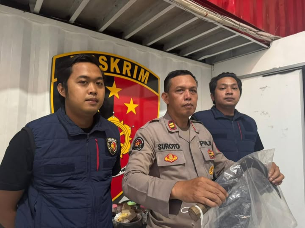 Iptu Suroto saat memberi keterangan pers