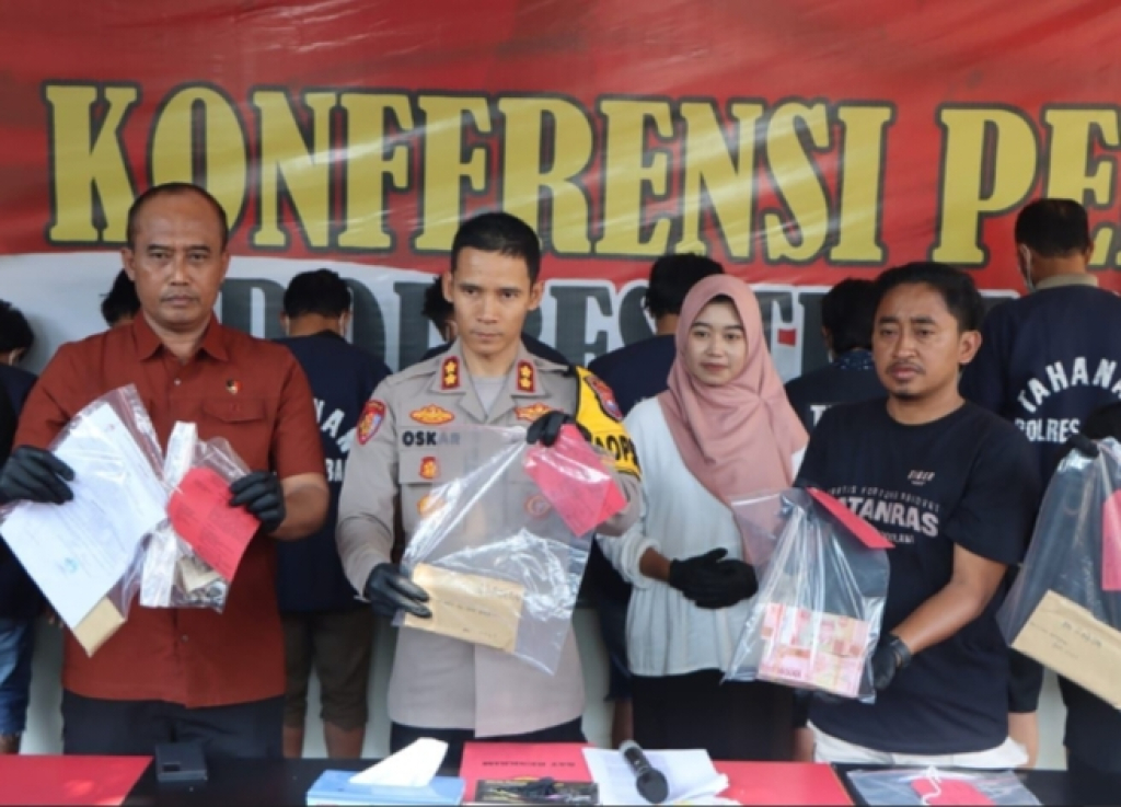 Kapolres Tuban, Kasatreskrim Polres Tuban, dan jajaran saat press release