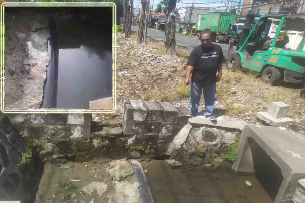 Aris Gunawan menunjukkan pipa diduga milik PT Drupadi. Inzet : pipa diduga milik PT Drupadi