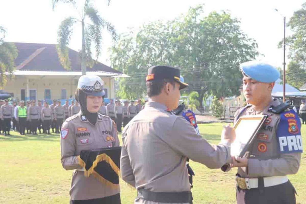 Kapolres Bangka, AKBP Deddy Dwitiya Putra mencoret 3 foto personilnya yang dikena PTDH