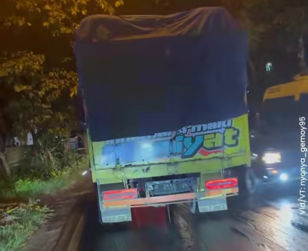 Truk bermuatan tangki tandon berisi solar