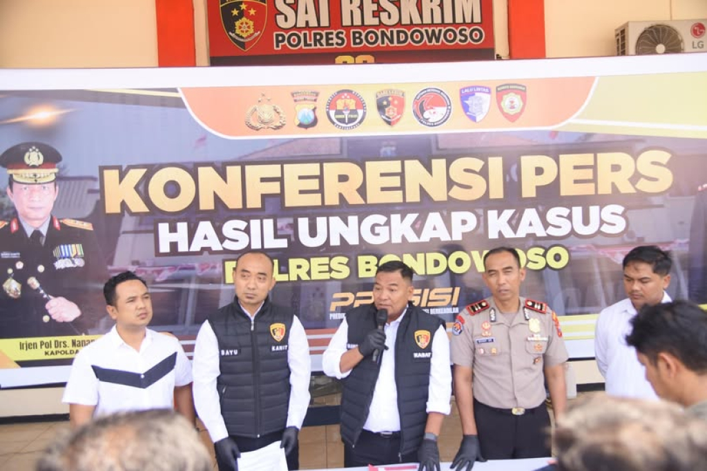 Kasat Reskrim Polres Bondowoso menunukkan barang bukti kasus asusila