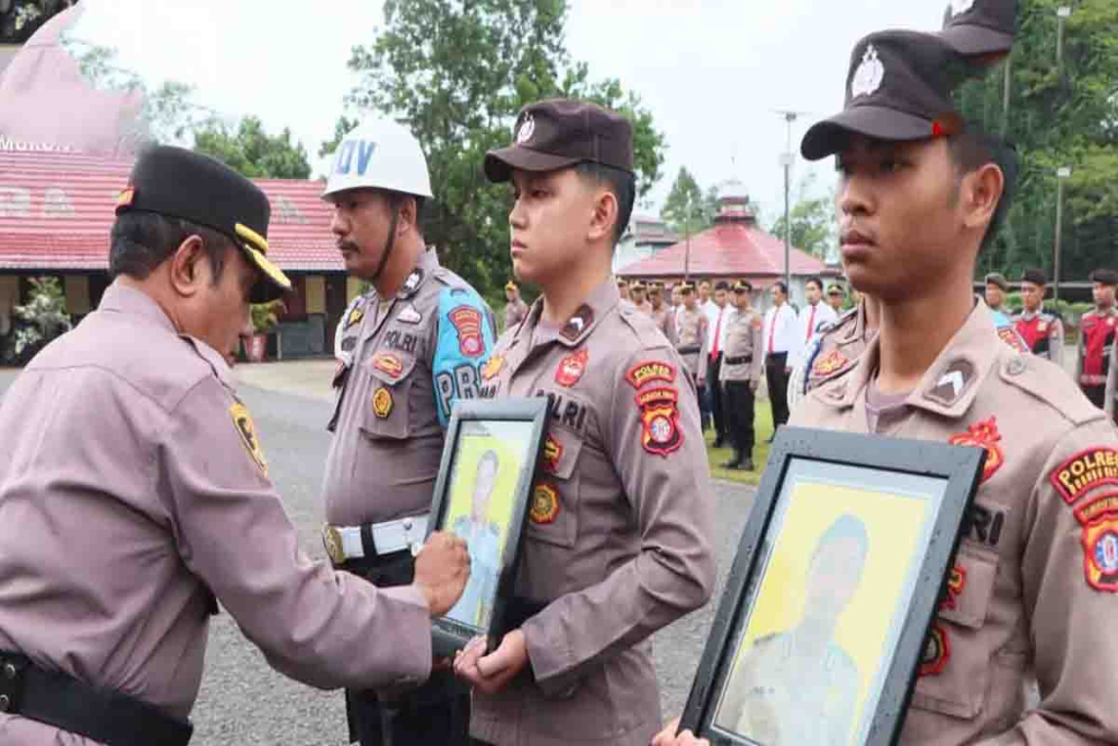 Upacara PTDH terhadap Aipda Joko Mulyono dan Brigpol Sigit Bowo
