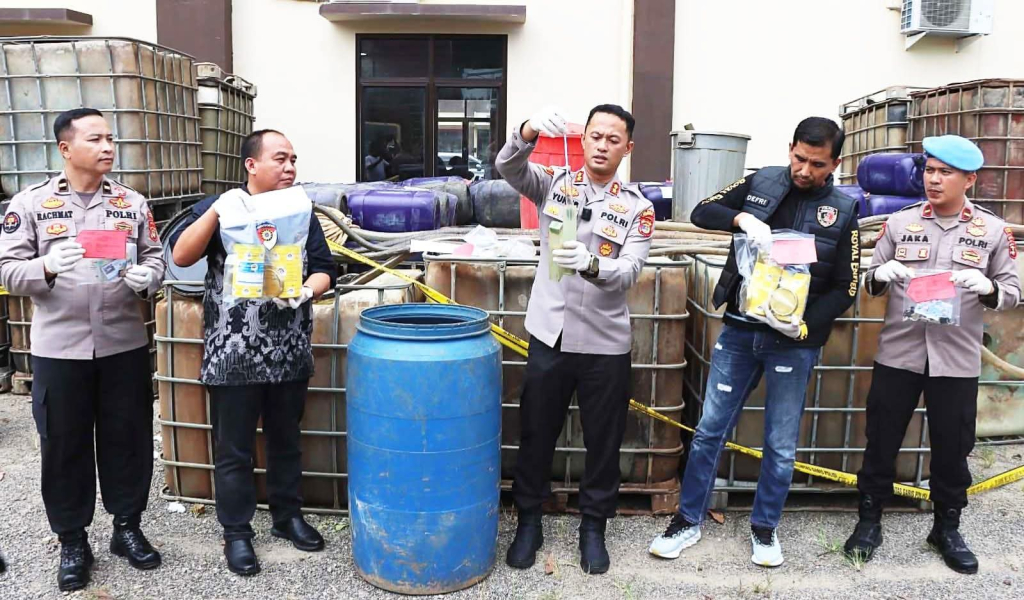 Kapolres Pringsewu dan jajaran dan barang bukti BBM ilegal