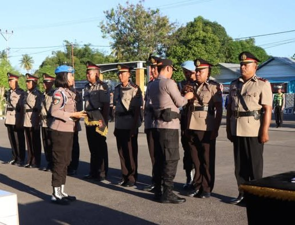 Kapolres Sumba Timur, AKBP Gede Harimbawa memimpin upacara sertijab
