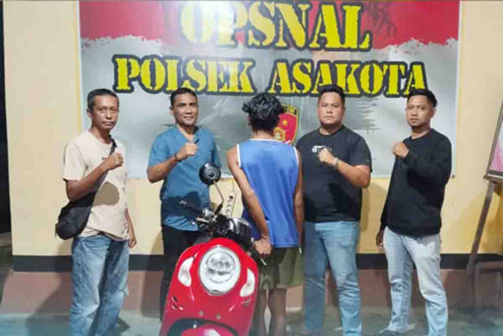 Petugas Polsek Asakota bersama pelaku dan barang bukti