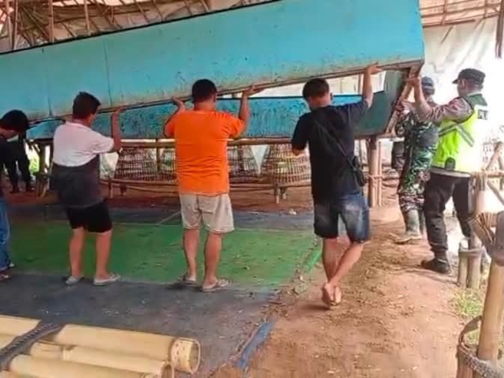 Personel Polsek Ayah dan warga bongkar arena sabung ayam