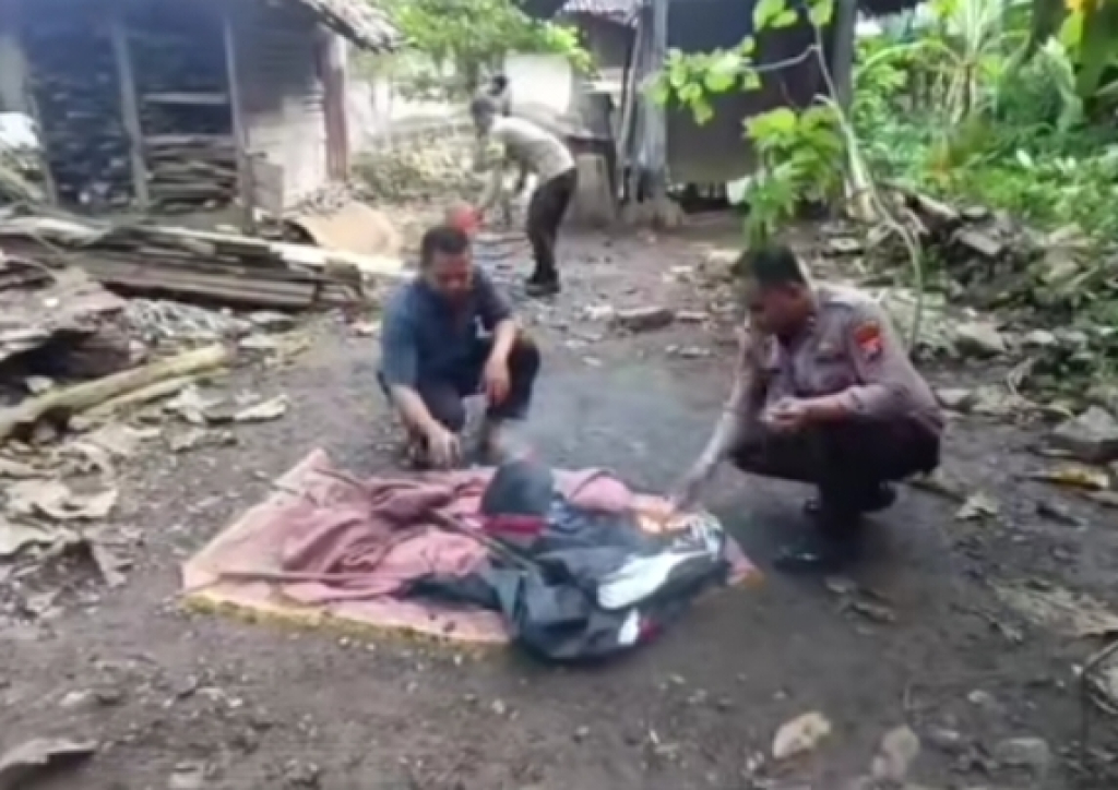 Personil Polsek Sangkapura membakar arena sabung ayam